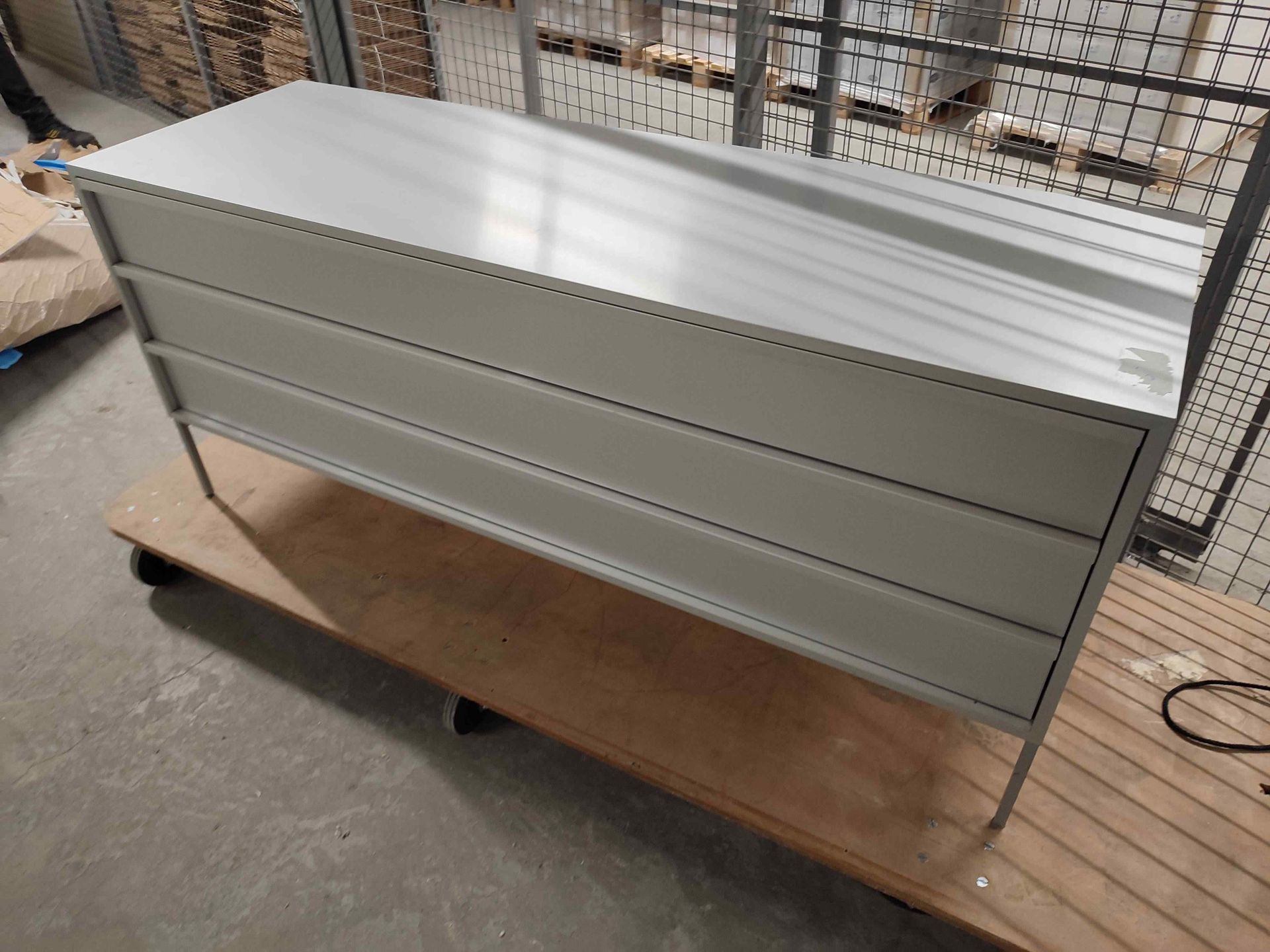 Null Lot 2 meubles design :
- meuble 'Sideboard', long. 160 cm x prof. 51 cm x h&hellip;
