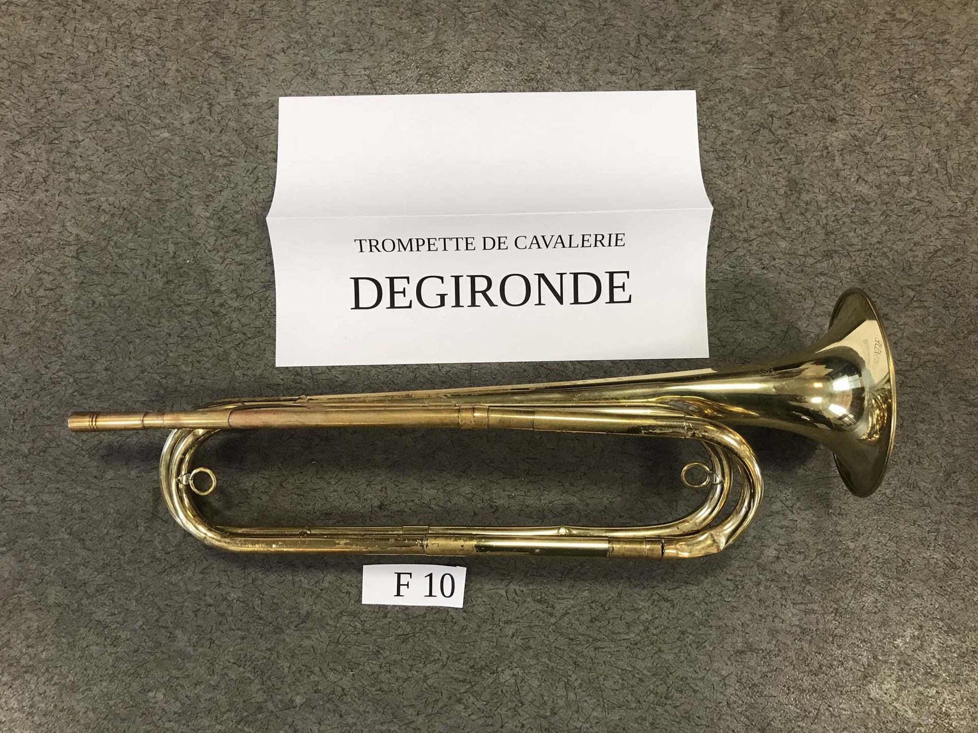 Null Lot de 4 trompettes de cavalerie de marque 'Degironde' immatriculées n°F10,&hellip;