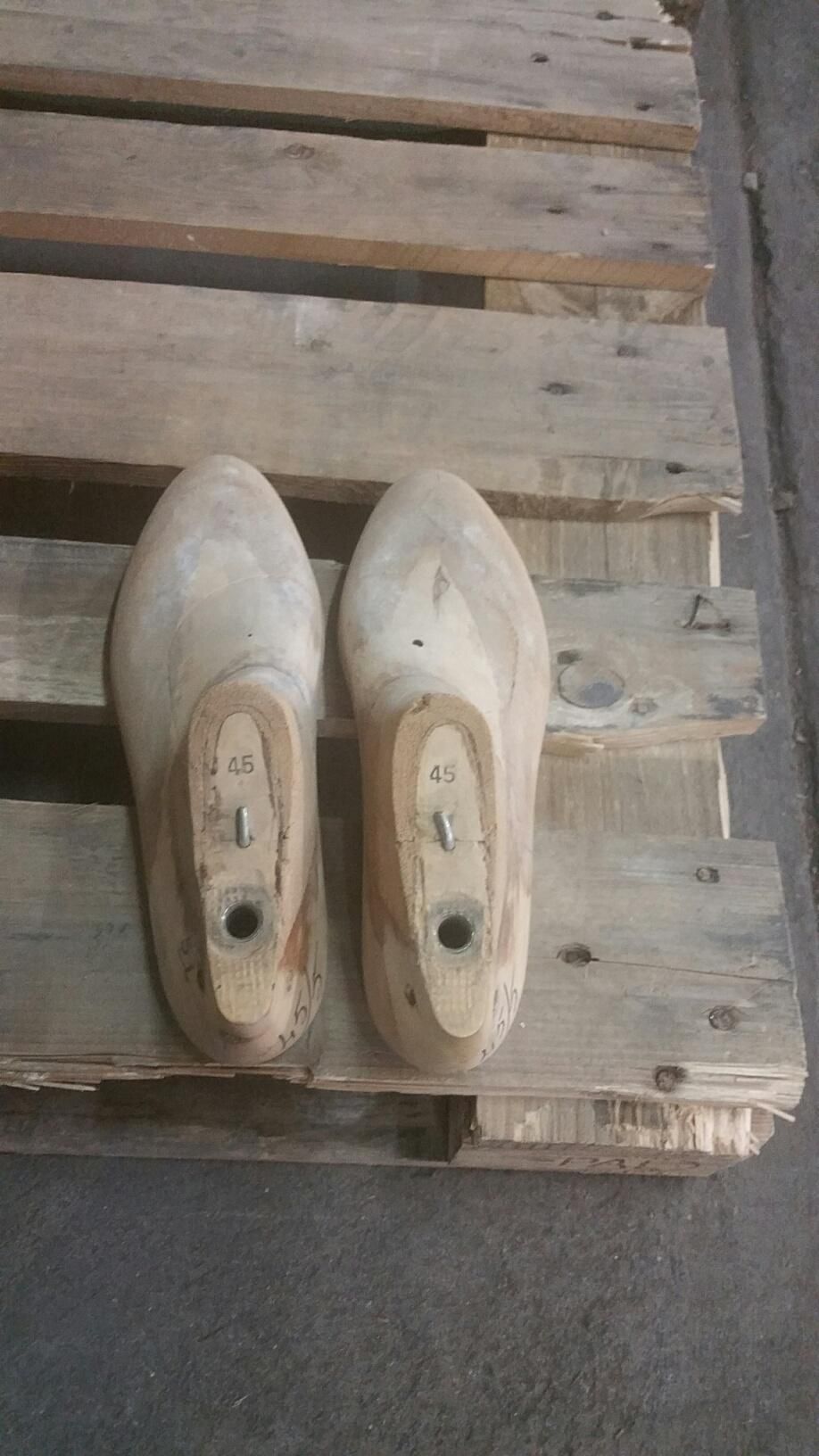 Null 
	 Environ 200 paires de pieds en bois pour la confection de chaussures. 

&hellip;
