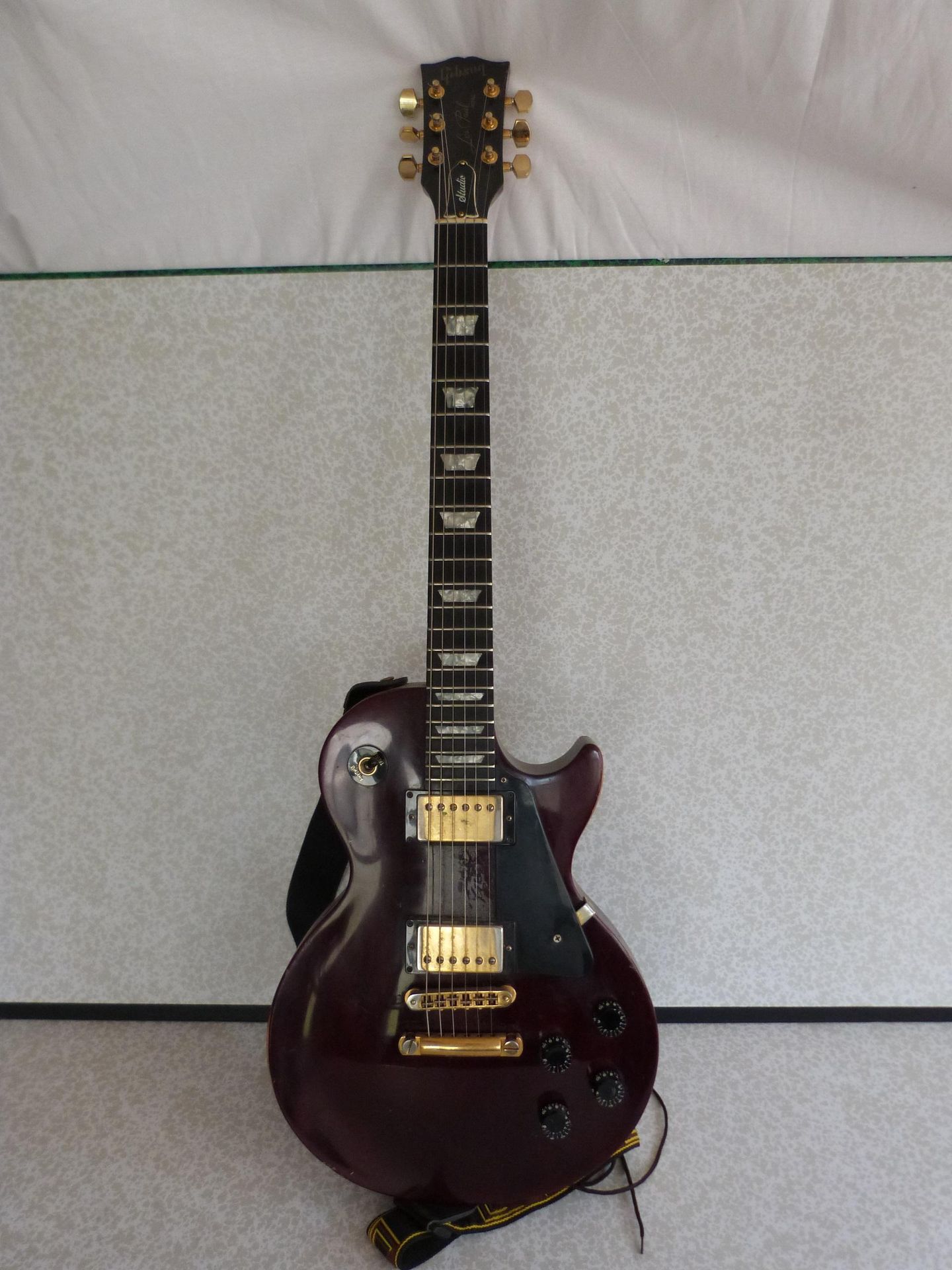 Null Une guitare de marque GIBSON, modèle Les Paul Studio Made In USA, n° de sér&hellip;