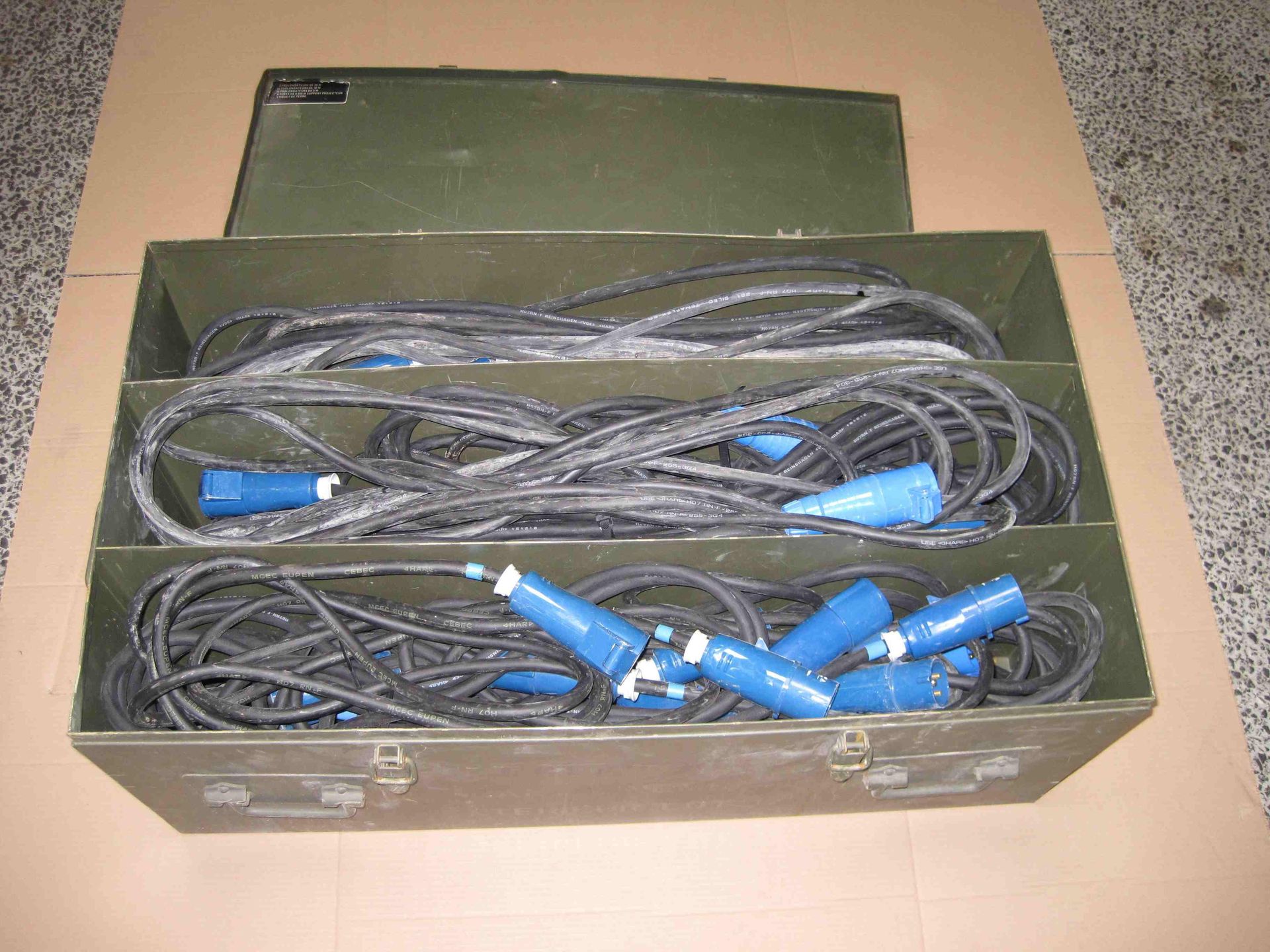 Null 
	 Lot of outdoor lighting. 

	 - lot 1/2 CABLES, quantity 25 incomplete. 
&hellip;
