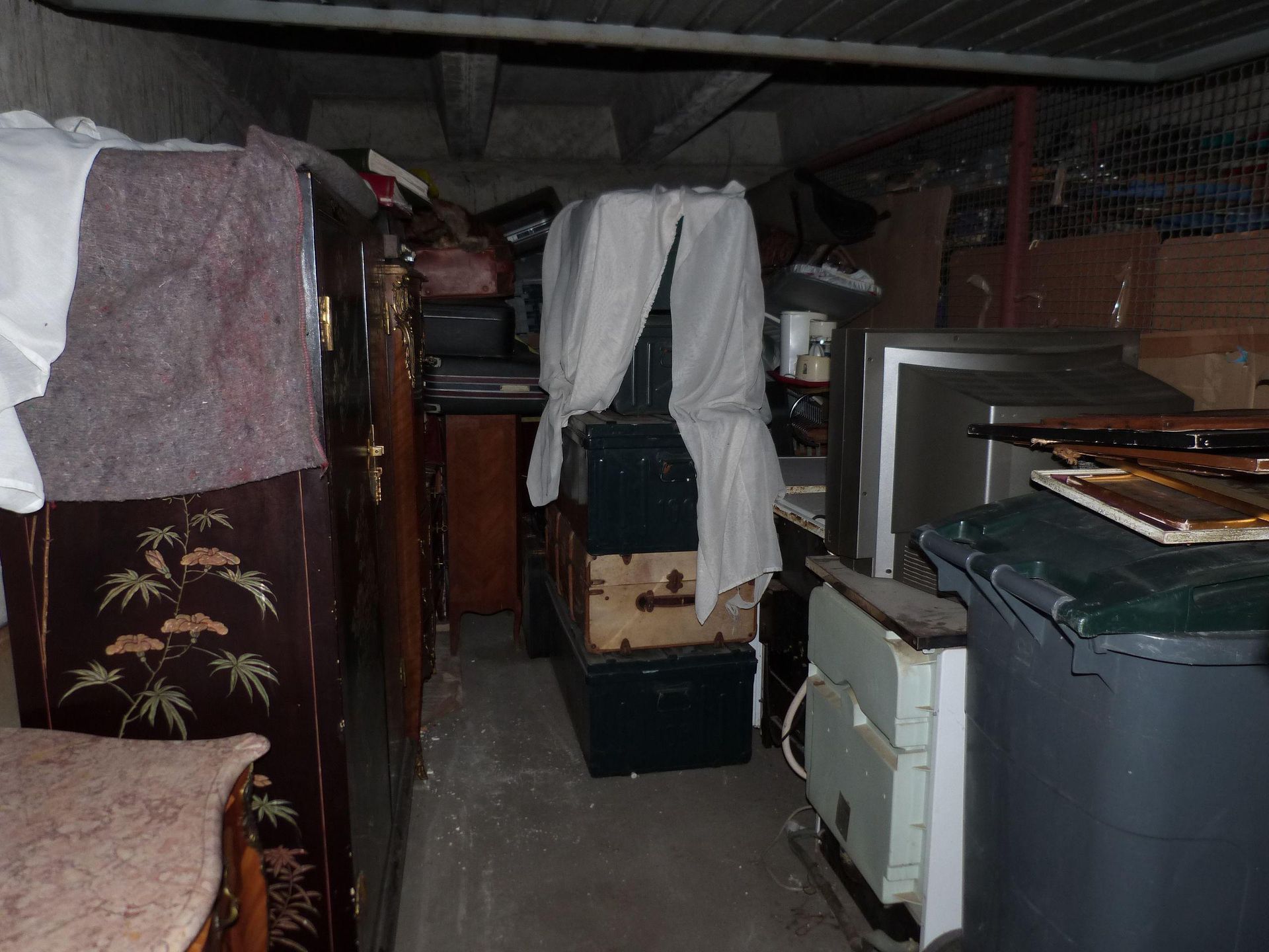 Null 
	 All furniture and objects stored in a box (basement).

	The buyer is res&hellip;