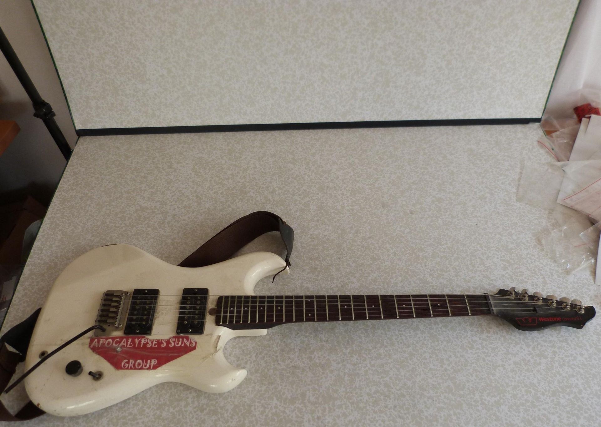 Null Une guitare de marque WESTONE, modèle Concord ST, n° de série : 4090225. Ma&hellip;