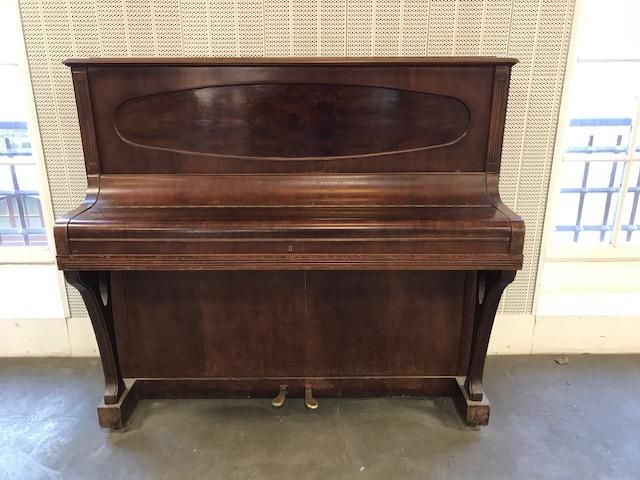 Null 1 upright piano with protective cover. 

 
 
 
Service remettant : GARDE RE&hellip;