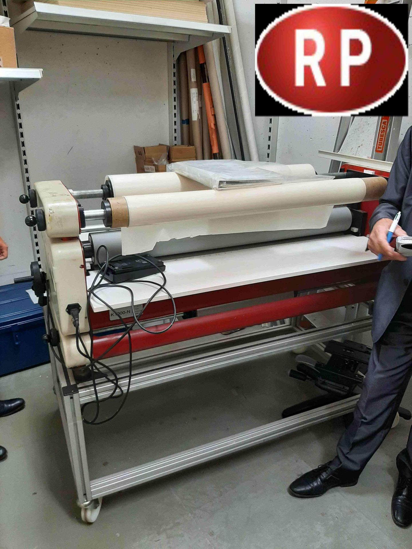 RP] Cold laminator brand NESCHEN, model K1000-N, year 1996, + roll Dimensions 150 cm x 83 cm 120 cm. Used condition. Reserved for professionals, no certificate of conformity. Issuing department :
