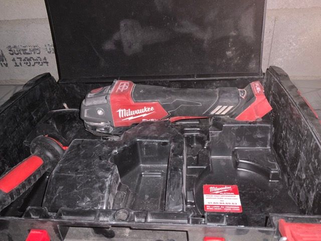 Null A MILWAUKEE M18 FSAGV125XPDB grinder, without battery or charger