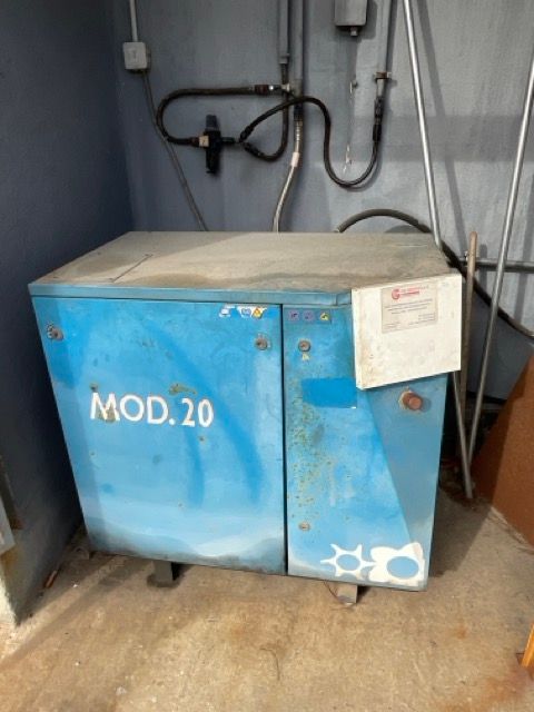 Null MOD 20 DEVILBISS air compressor and air tank