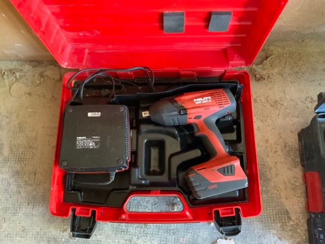 Null Une boulonneuse Hilti SIW 22T-A