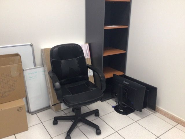 Null Un bureau avec retour démonté un table deux fauteuils de direction un meubl&hellip;