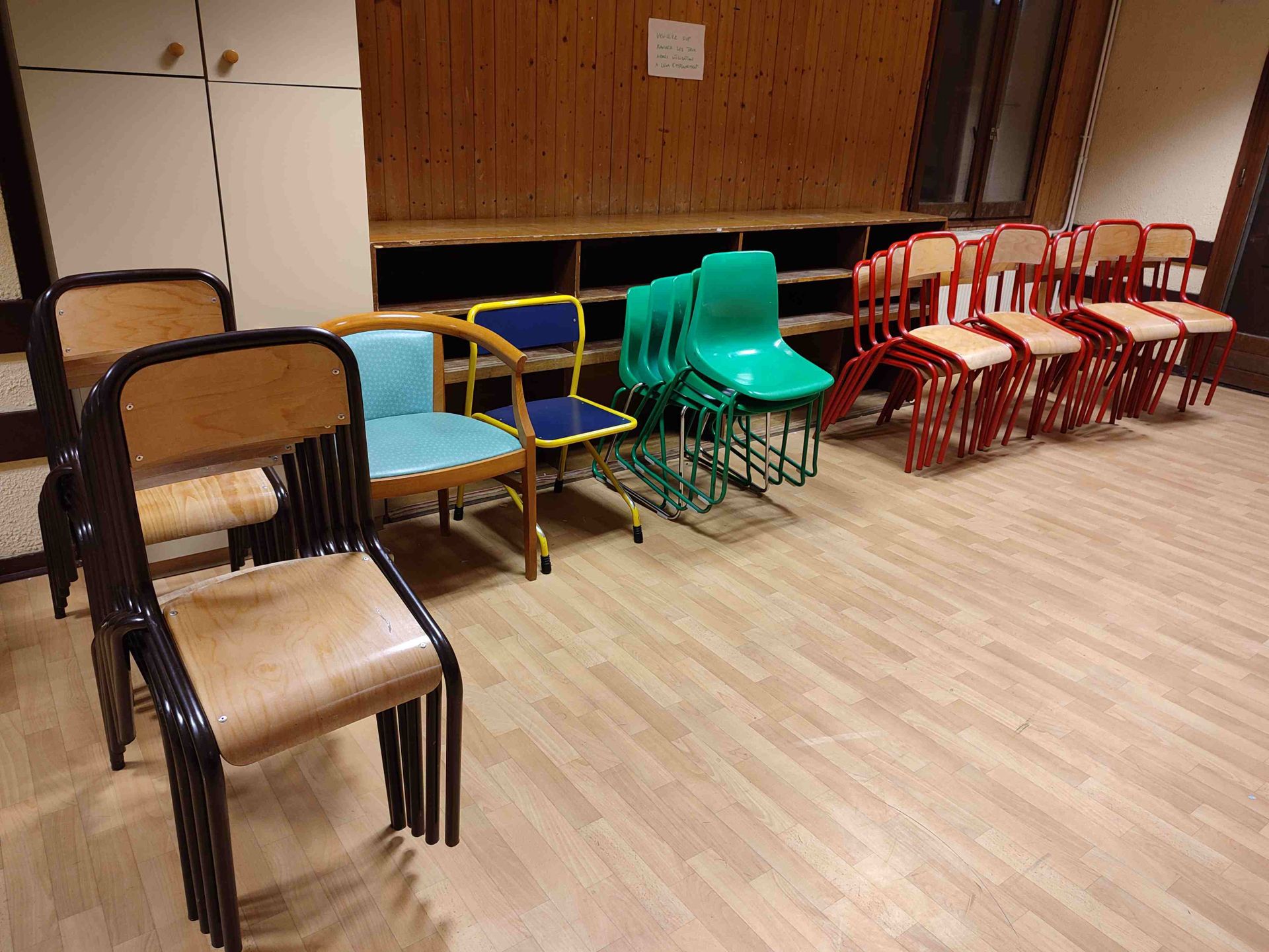 Null Ensemble de mobilier de classe à l'état d'usage comprenant :
- 34 chaises (&hellip;