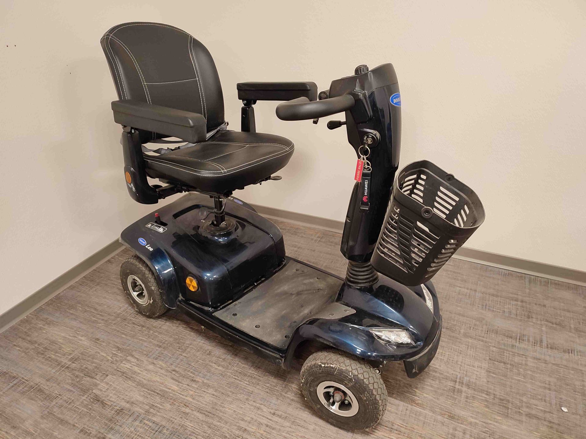 Null Ensemble de matériel médical comprenant :
- INVACARE. Scooter handicapé 4 r&hellip;