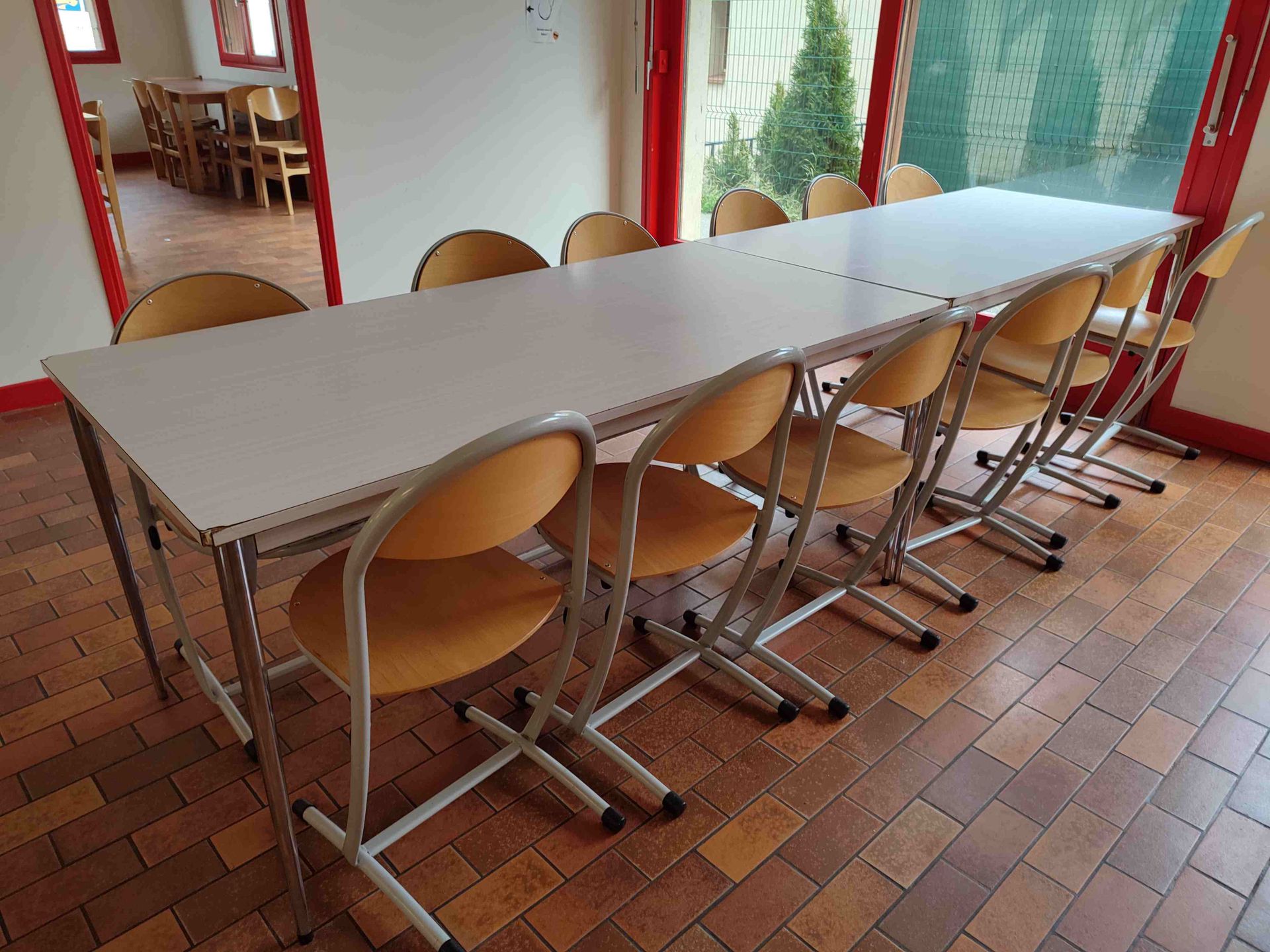 Null Set of catering furniture in used condition including:
- 2 tables of 6 seat&hellip;