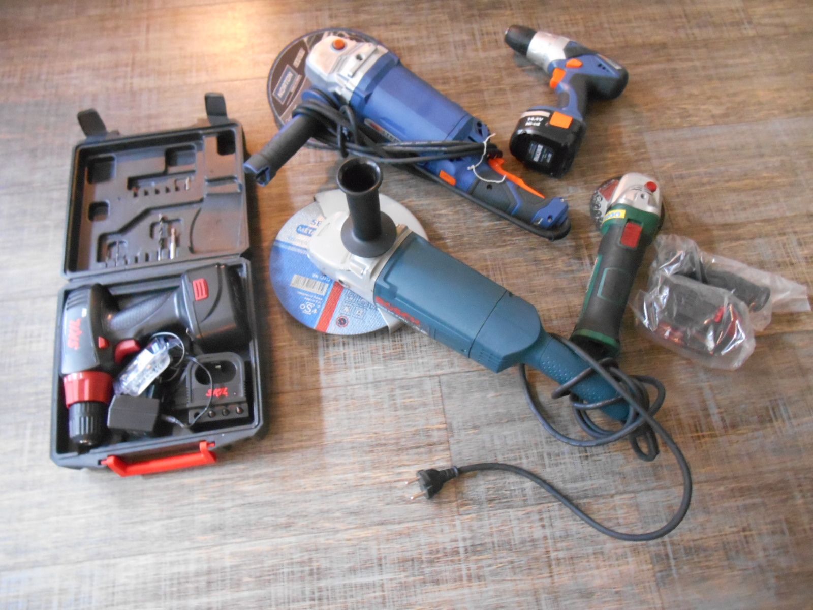 Null Set of tools in used condition including:
- BOSCH corded grinder, model GWS&hellip;