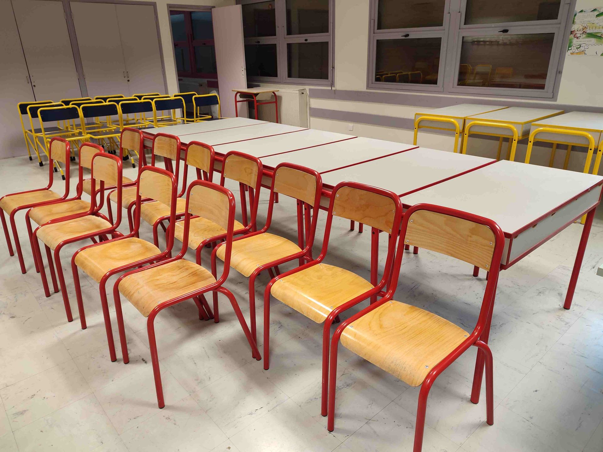 Null Ensemble de mobilier de classe à l'état d'usage comprenant :
- 38 chaises (&hellip;