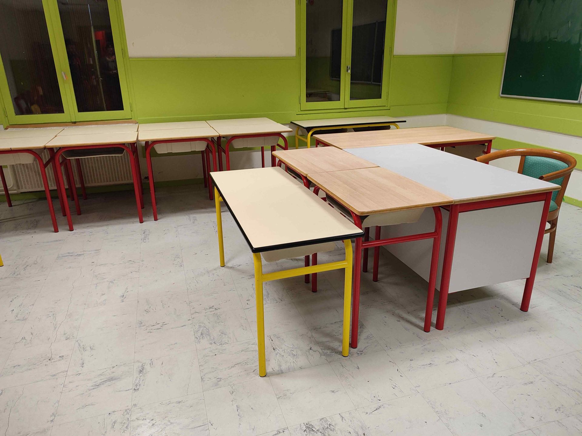 Null Ensemble de mobiliers de classe à l'état d'usage comprenant :
- 14 chaises &hellip;