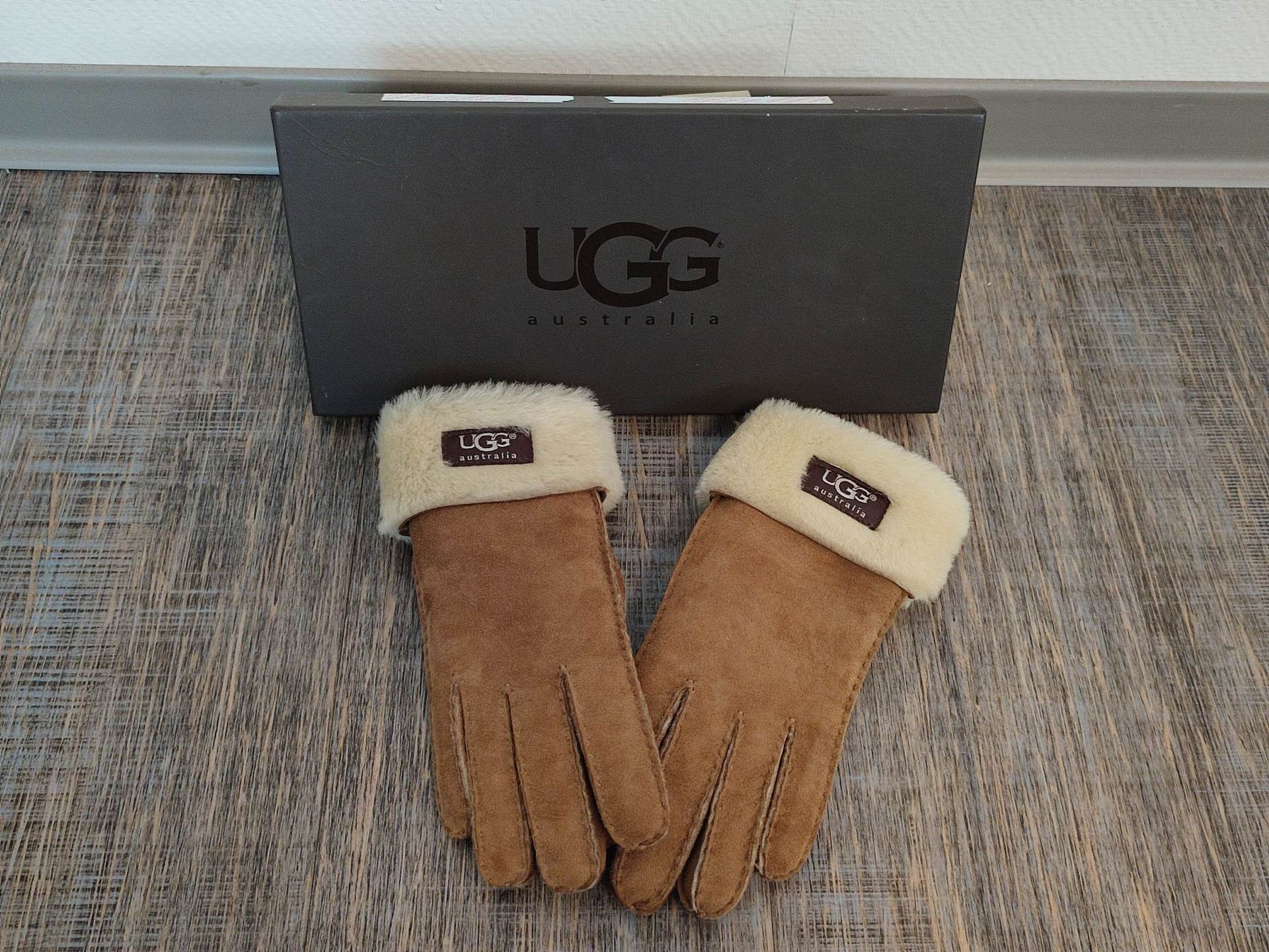Null UGG. Paire de gants modèle TURN CUFF, taille S, coloris camel, 
	 état d'us&hellip;