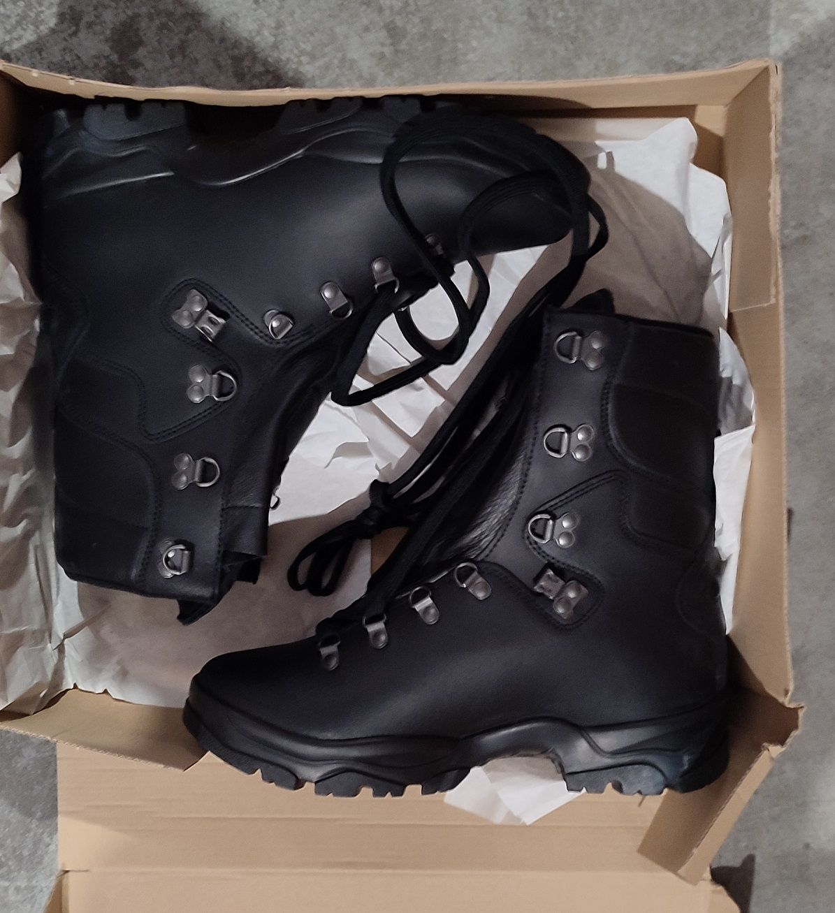 Null 7541 pairs of combat shoes, in gore tex. New condition.

From size 35 to 51&hellip;