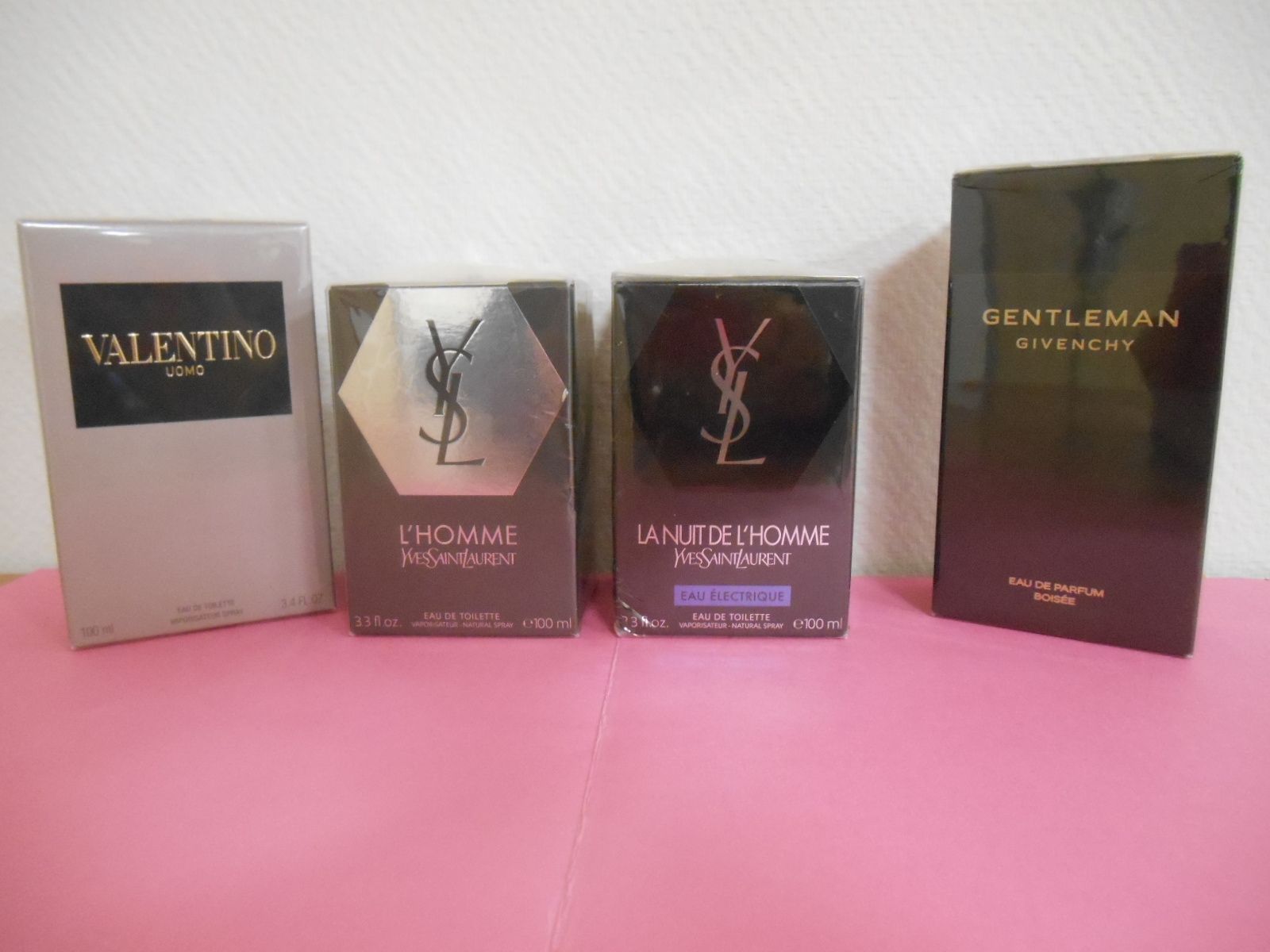 Null 4 men's perfumes, new condition, in blister pack :
- VALENTINO. Uomo. Eau d&hellip;