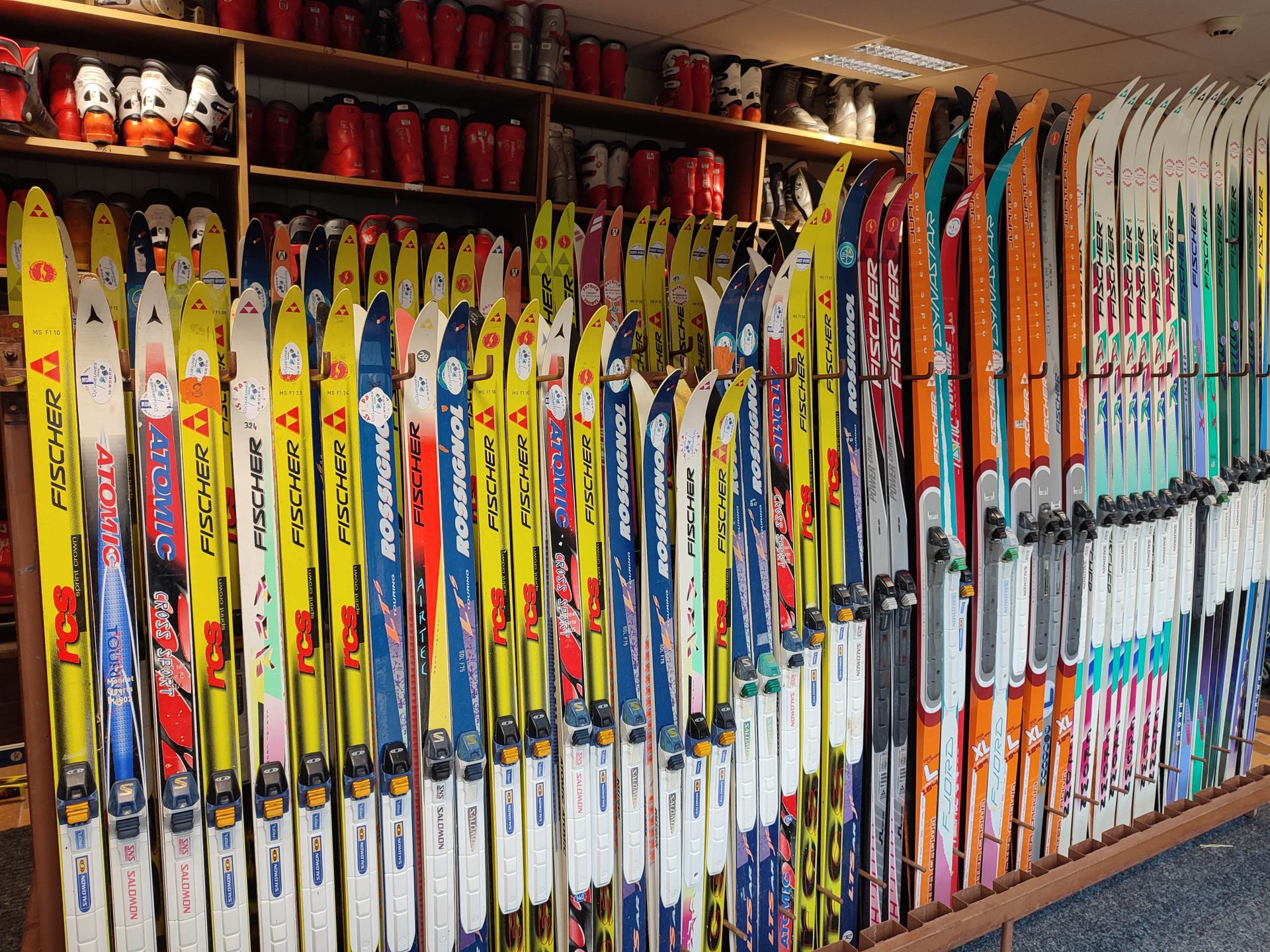 Null Ensemble à l'état d'usage comprenant :
- 106 paires de skis de fond (taille&hellip;