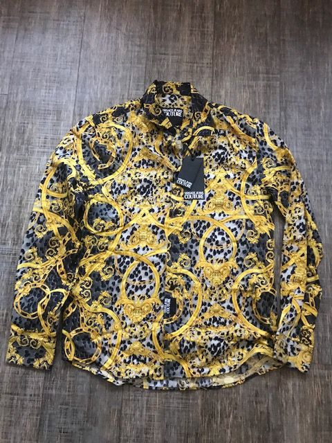 Null 
	 Clothing set including:

- VERSACE. Barocco shirt size 42. Good conditio&hellip;