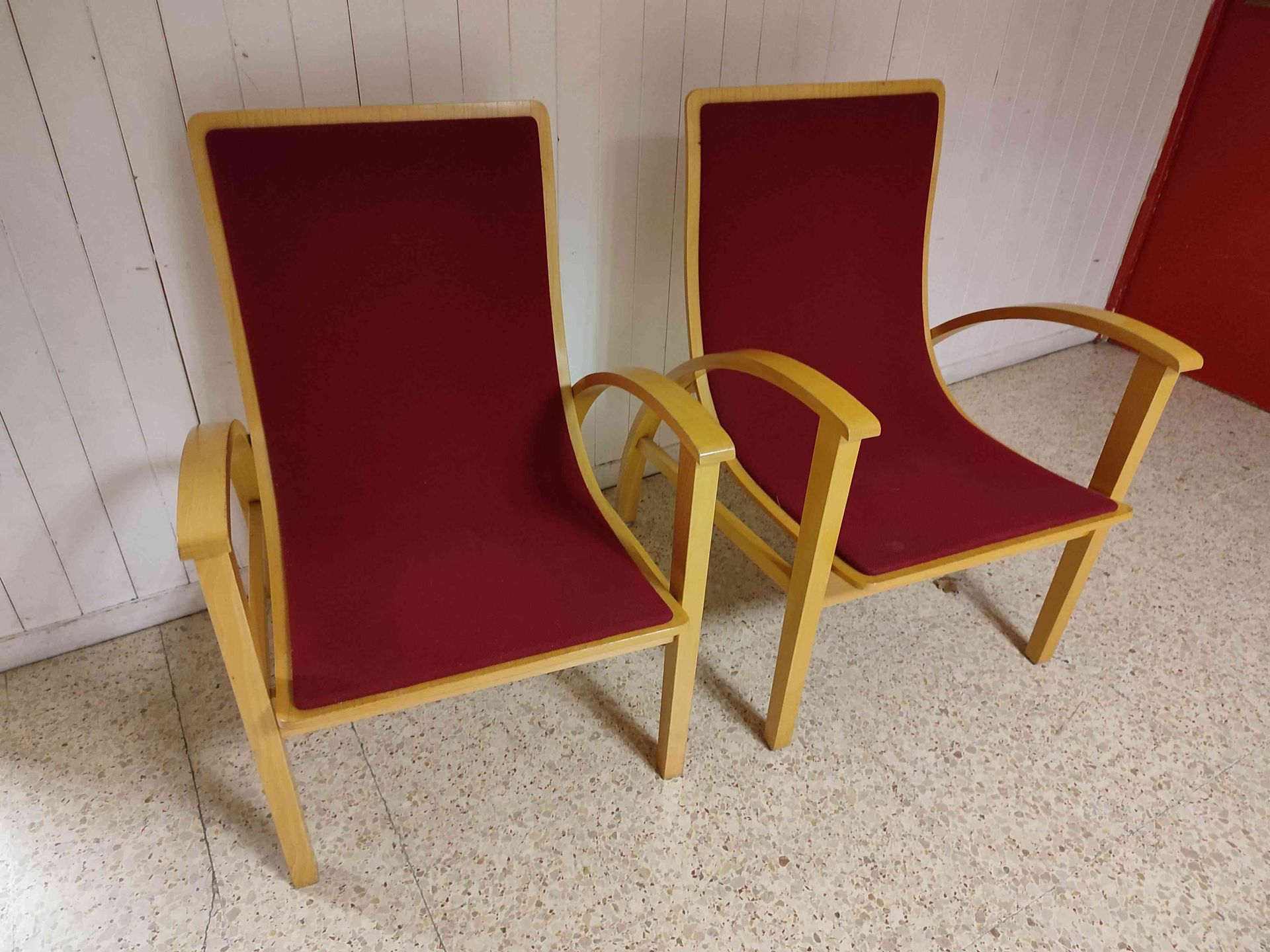 Null Set of furniture in the state of use:
- 2 double chairs wood and red fabric&hellip;