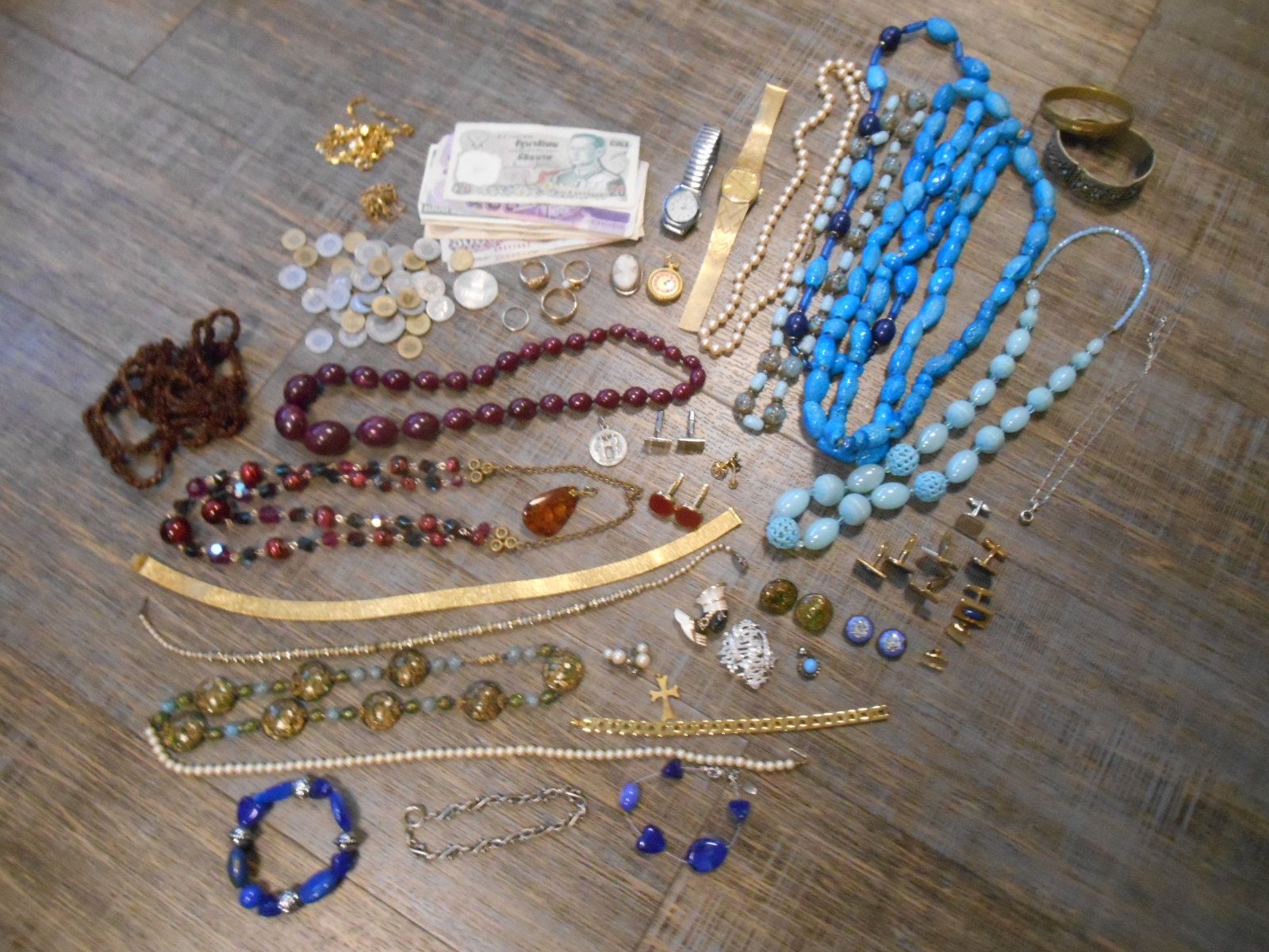 Null Set of costume jewelry and watches, in used condition,
total weight 1500 g:&hellip;
