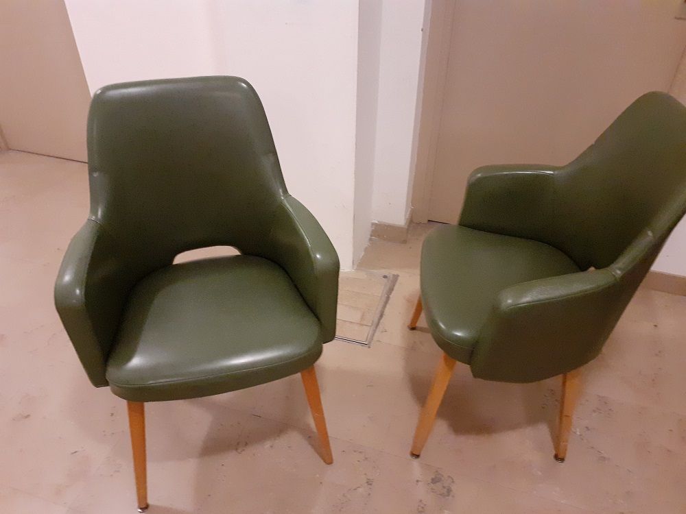 Null Set of 9 vintage design armchairs in almond green skai,
light wood base.
Vi&hellip;