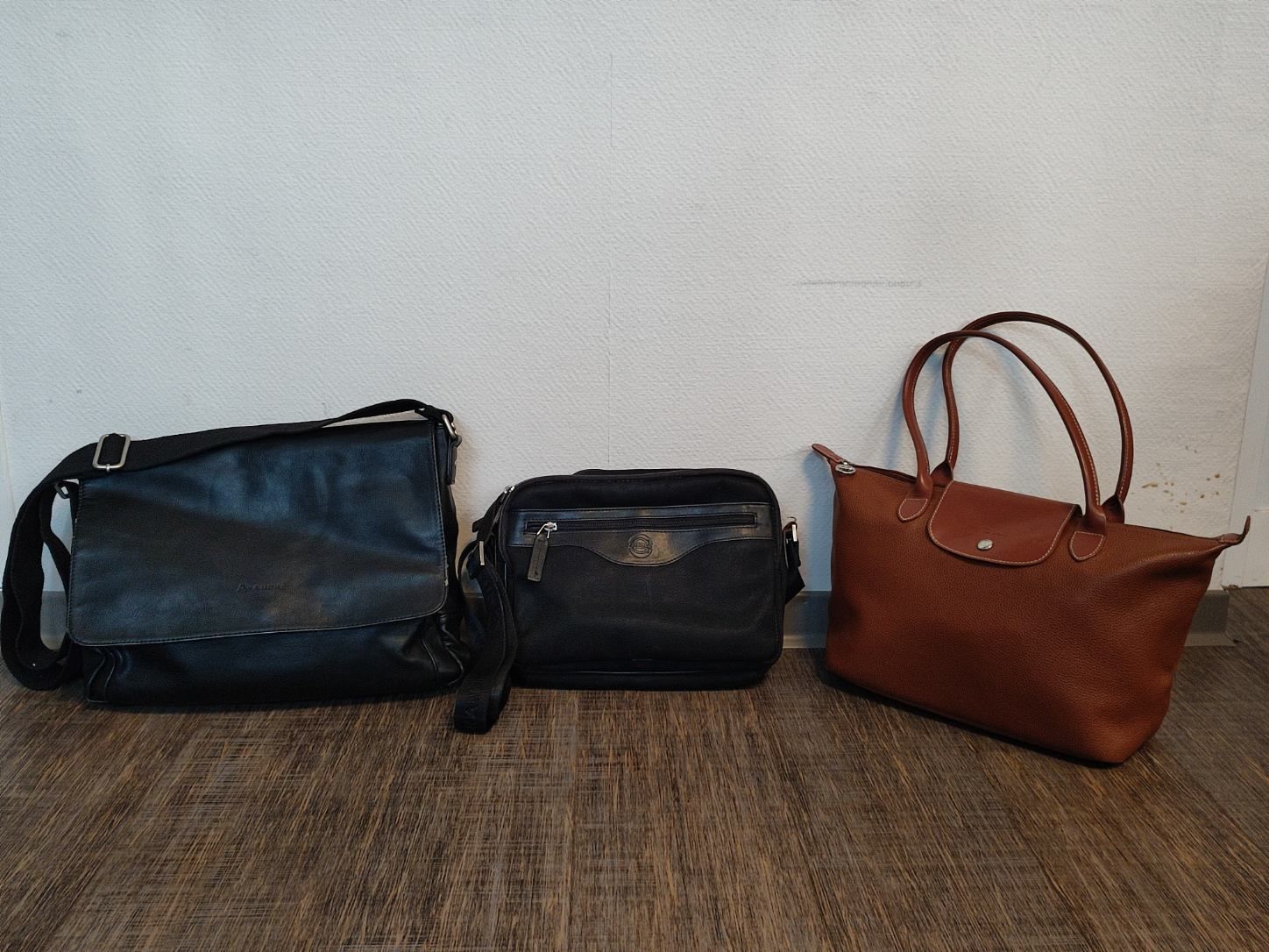 Null Set in used condition including:
- LONGCHAMP. Brown grained leather handbag&hellip;