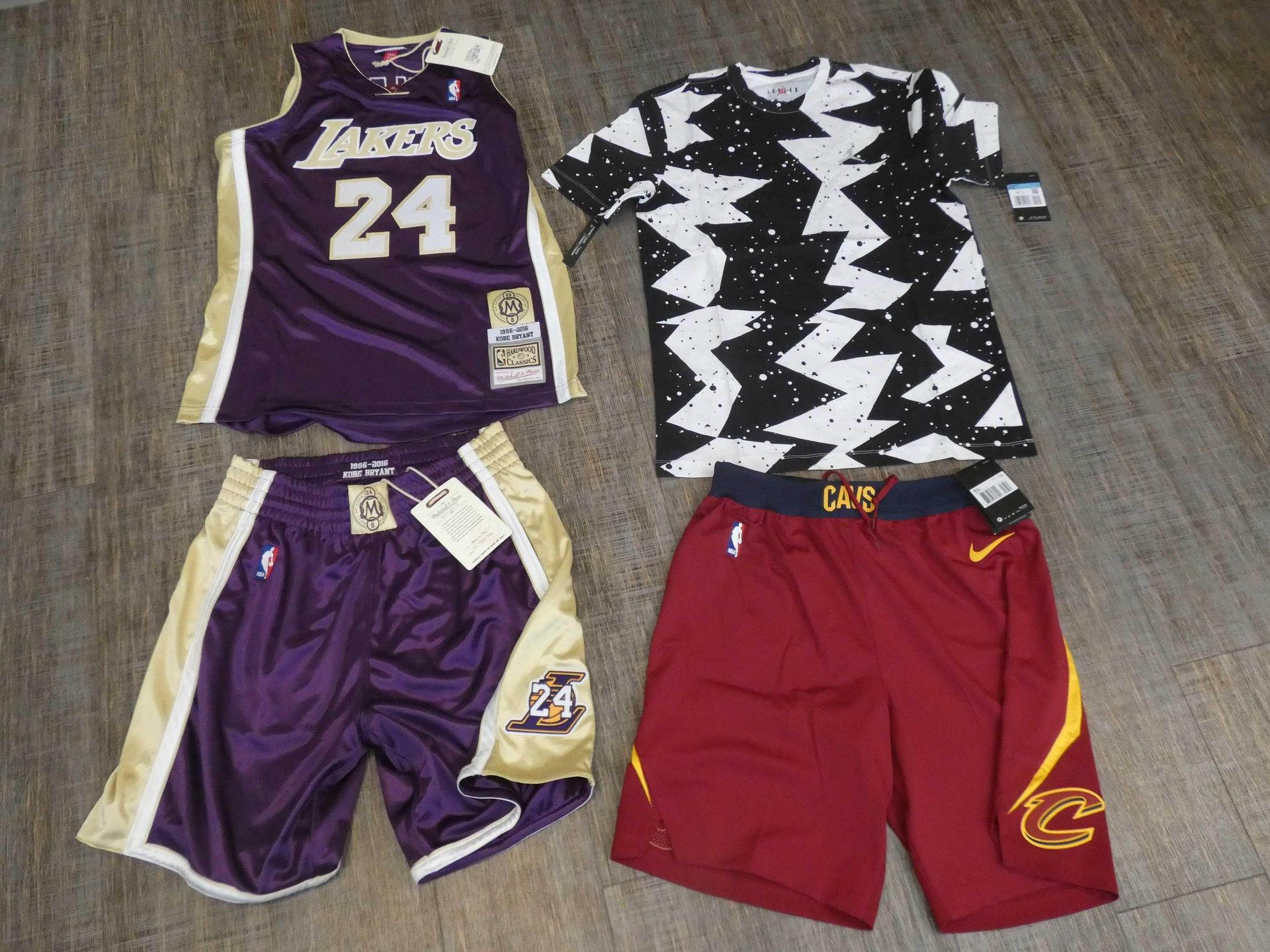 Null Clothing and accessories set in mint condition including:
- LAKERS / NBA je&hellip;
