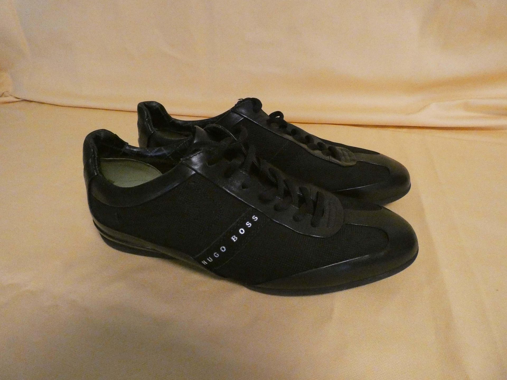 Null Ensemble comprenant :
- HUGO BOSS. Paire de chaussures homme, coloris noir,&hellip;