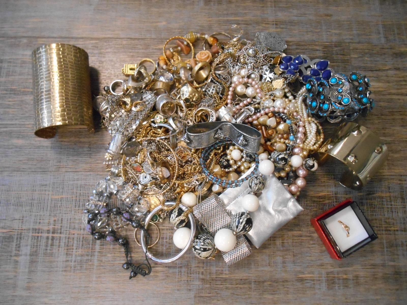 Null Ensemble comprenant :
- environ 4,1 kg de divers bijoux fantaisie (baques, &hellip;