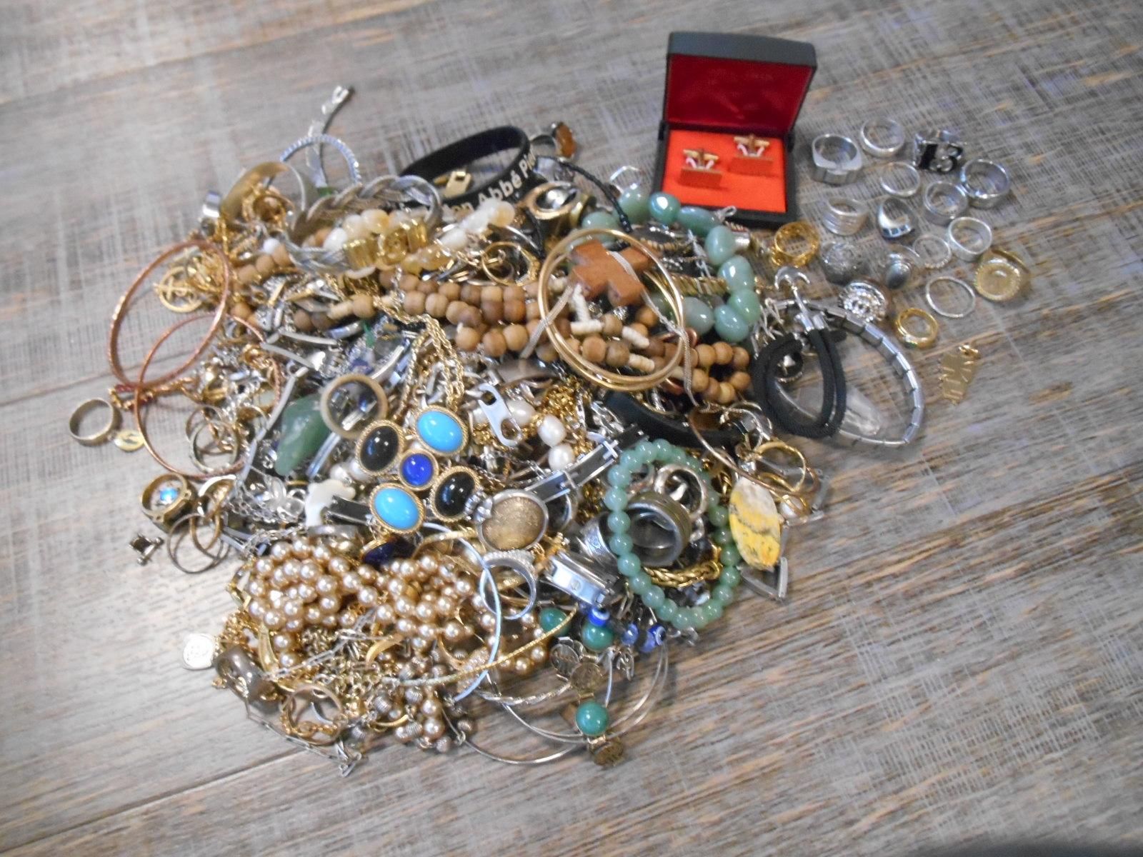 Null Ensemble comprenant :
- environ 3 kg de divers bijoux fantaisie (bagues, ch&hellip;