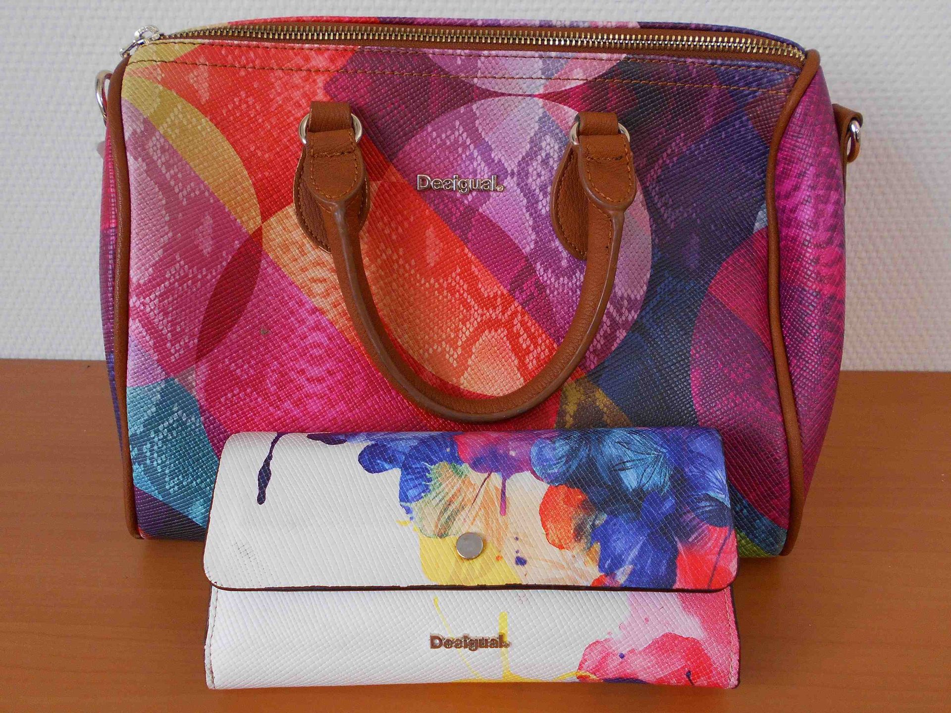 Null 
	 A lot of leather goods including: 

	 


	 A handbag brand DESIGUAL mult&hellip;