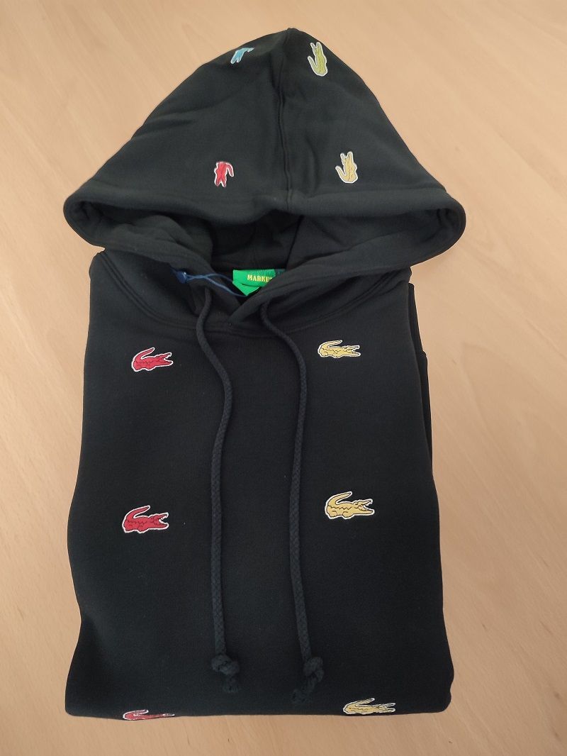 Null 
	 A LACOSTE sweater, black, with colored logos. Size M. 

	 


	 Goods del&hellip;