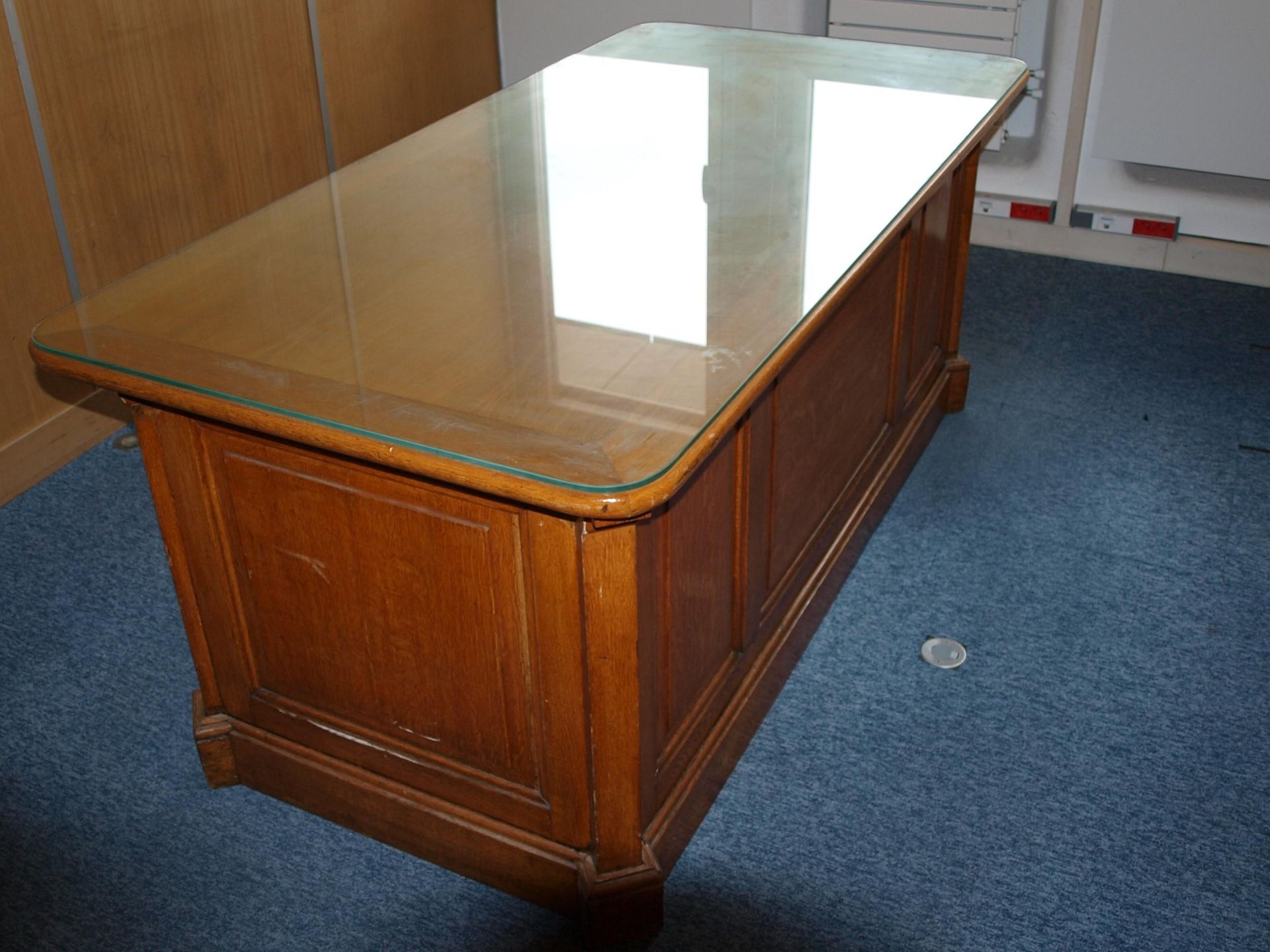 Null Solid wood desk with glass top. Dimensions: L 178 x W 87 x H 76.5 cm. 
	 	
&hellip;
