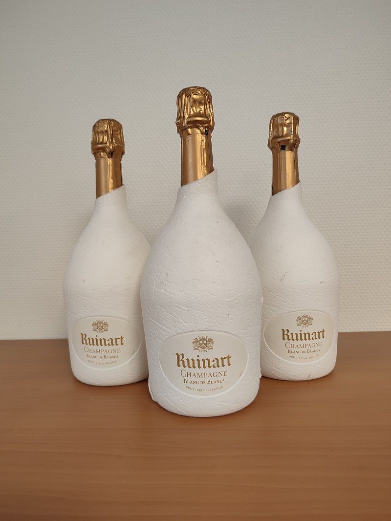 Null 
	 Un lot de 3 bouteilles de champagne de marque Ruinart, 'Blanc de Blancs'&hellip;