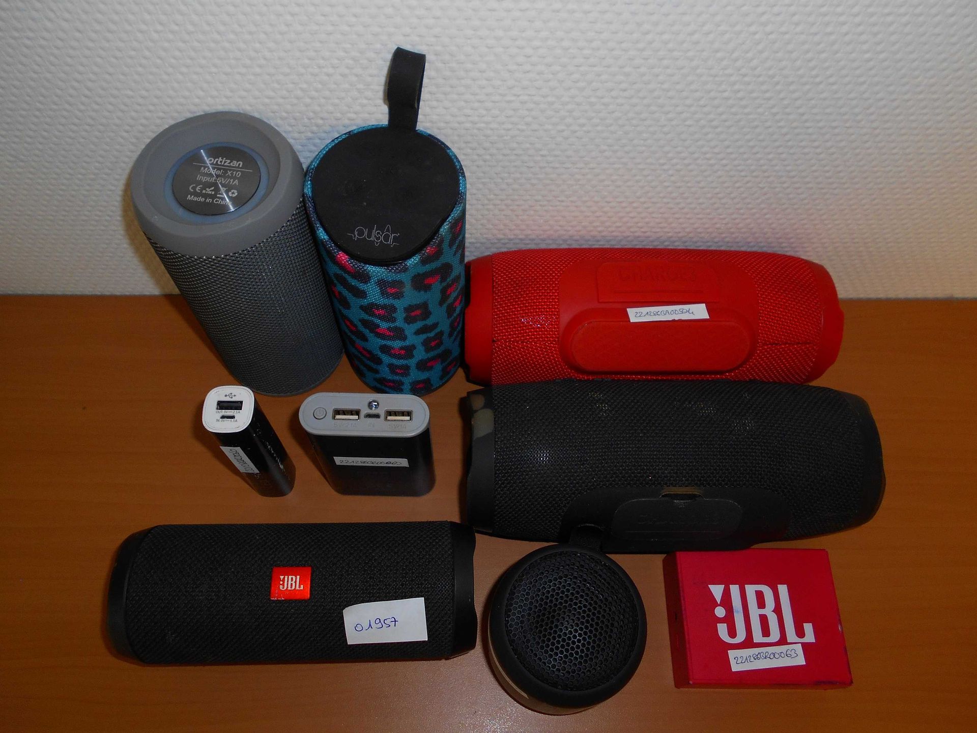 Null 
	 Lot of audio goods including:


	 

A black speaker brand SONY model SRS&hellip;