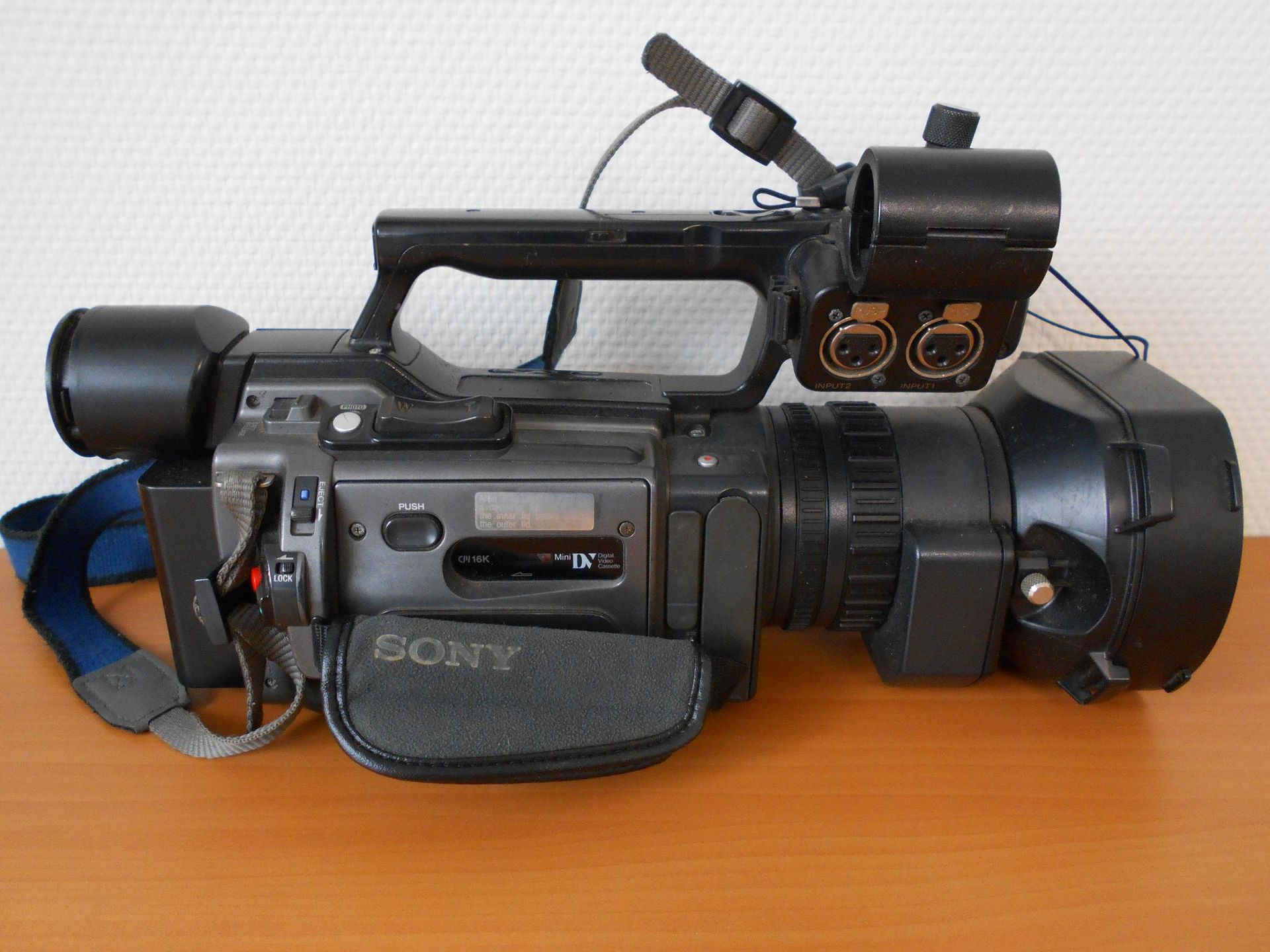 Null A SONY camcorder, model DSR-PD170P and its connectors, with its backpack.

&hellip;