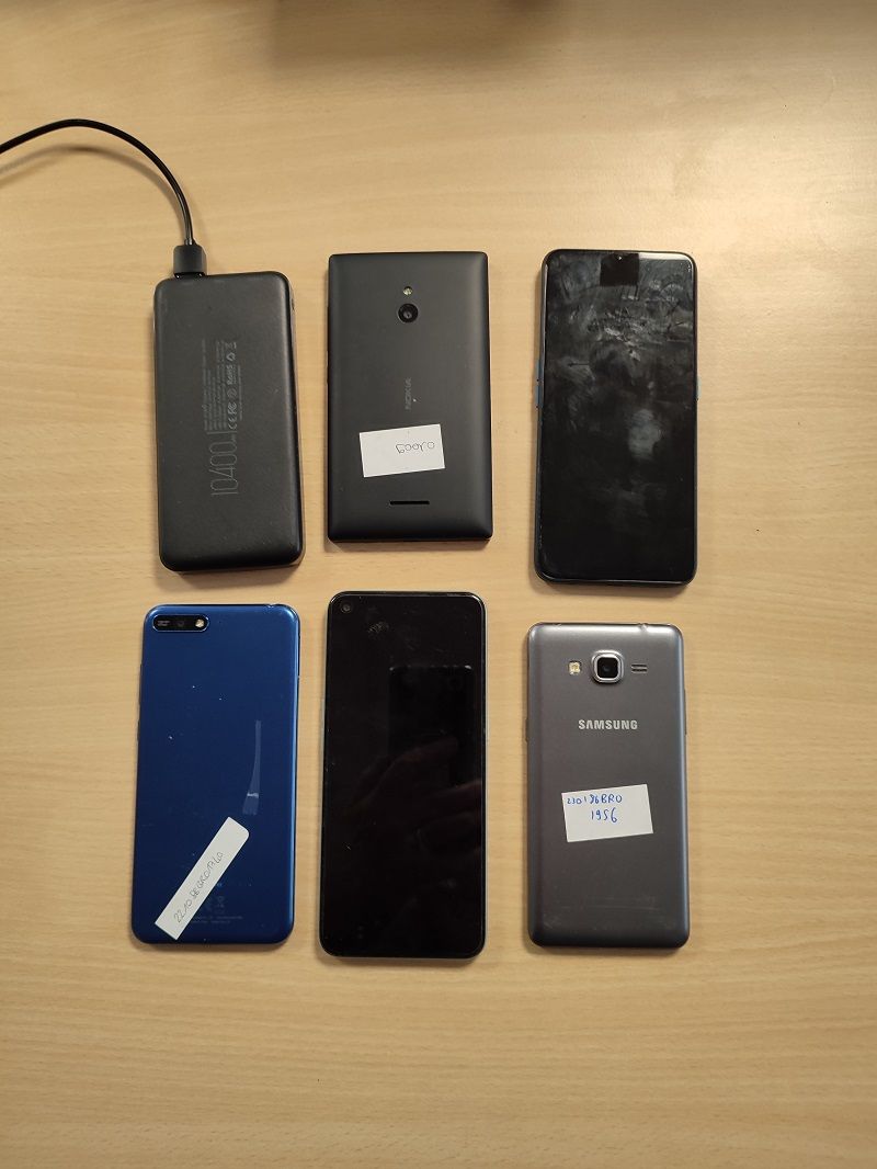 Null Lot de 5 téléphones portables : 

	 


	 - Samsung Galaxy Grand Prime, 

	 &hellip;