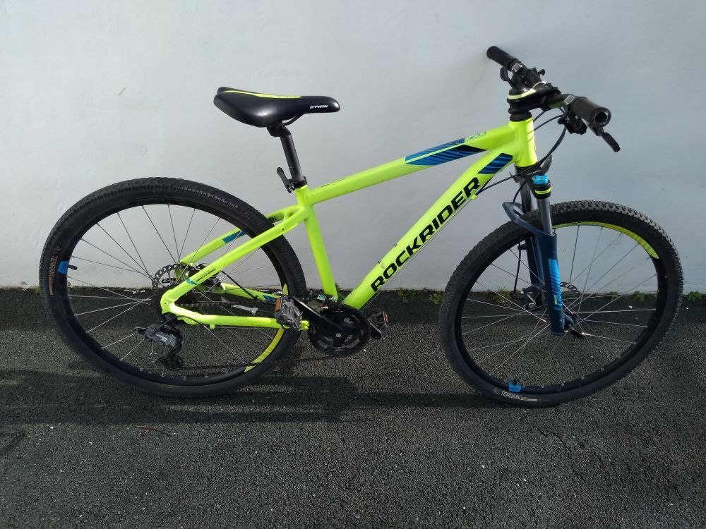 Null Un lot de 3 vélos : 

	 

- vélo de marque Rockrider ST 520 de couleur vert&hellip;