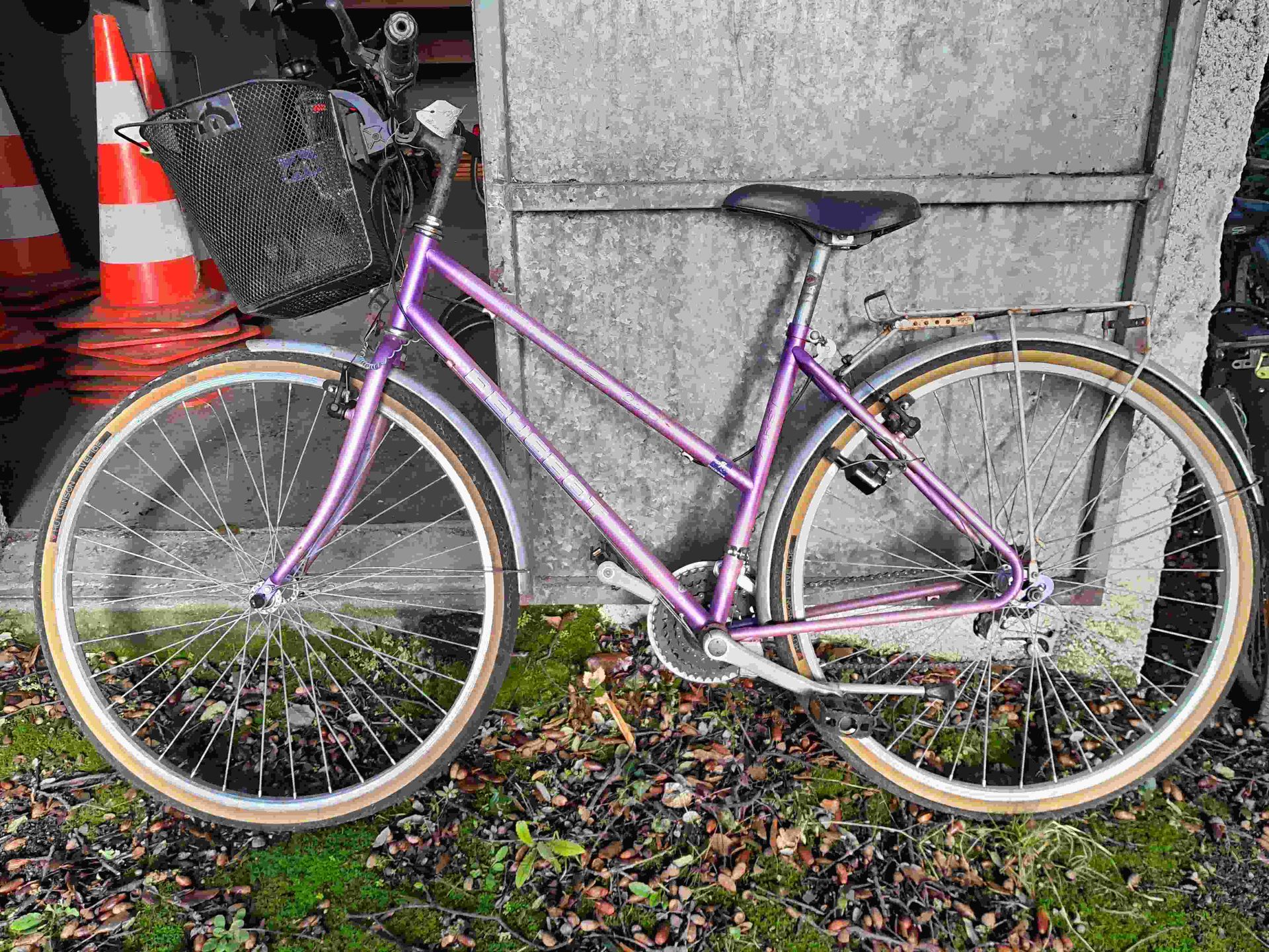 Null Un lot composé de :
- vélo de couleur rose de marque PEUGEOT, bon état,
- v&hellip;