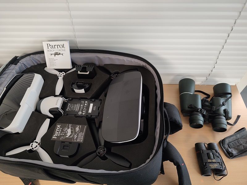 Null - Drone PARROT BEPOP 2 dans son sac à dos de transport,
- Une paire de jume&hellip;