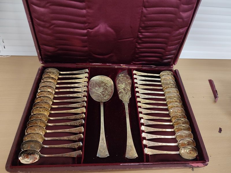 Null - A black and burgundy box containing 30 dessert spoons and a yellow metal &hellip;