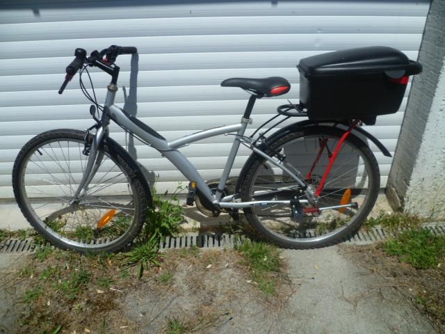 Null Vélo VTT DECATHLON, type B'TWIN, couleur gris, 7 vitesses.
Vélo VTT DECATHL&hellip;