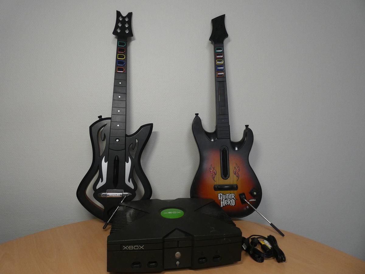 Null [RP] 
	 LOT JEUX VIDEOS

	 Console de jeux  XBOX 

	 2 Guitares jouets 'Gui&hellip;