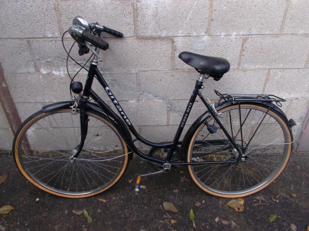 Null Vélo femme, Gitane, noir et blanc, freins et pneus HS.
Vélo femme noir micm&hellip;
