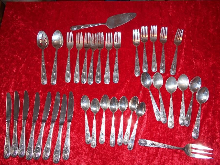 Null Couverts en métal blanc :  couteaux,  fourchettes,  cuillères à dessert,  c&hellip;