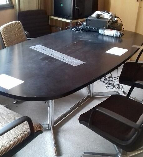Null 
	 Lot de mobilier de bureau composé de : 

	 - 1 table, longueur 2,1 m, pi&hellip;
