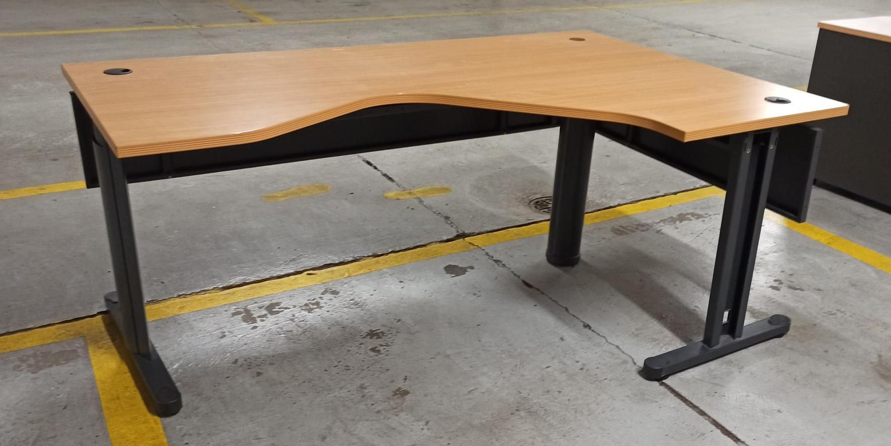 Null Furniture lot: 
	 - 4 desks including 1 with desk height pedestal with retu&hellip;
