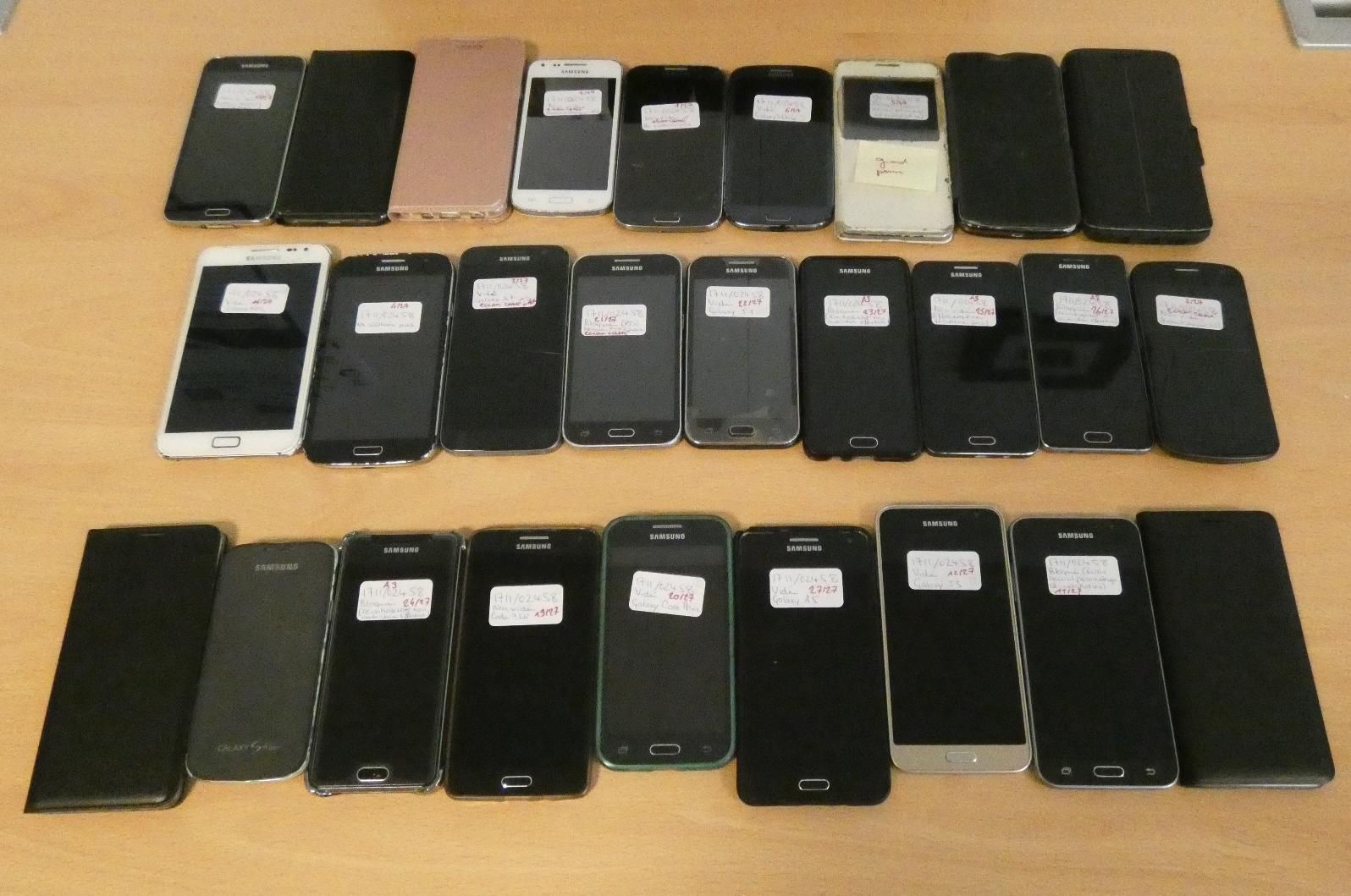 Null [RP] 
	 Lot composé d'environ 64 téléphones, 2 iPod et batteries externes :&hellip;